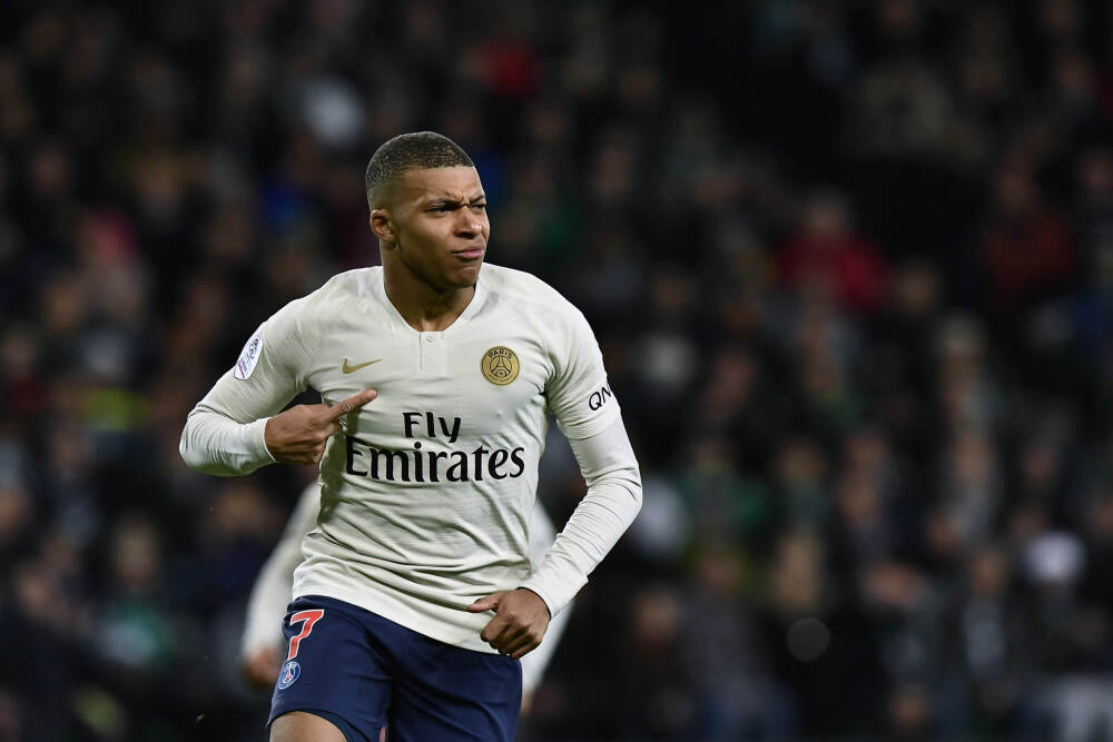 随便买一块翡翠原石试试运气, 竟切出阳绿飘花大牌